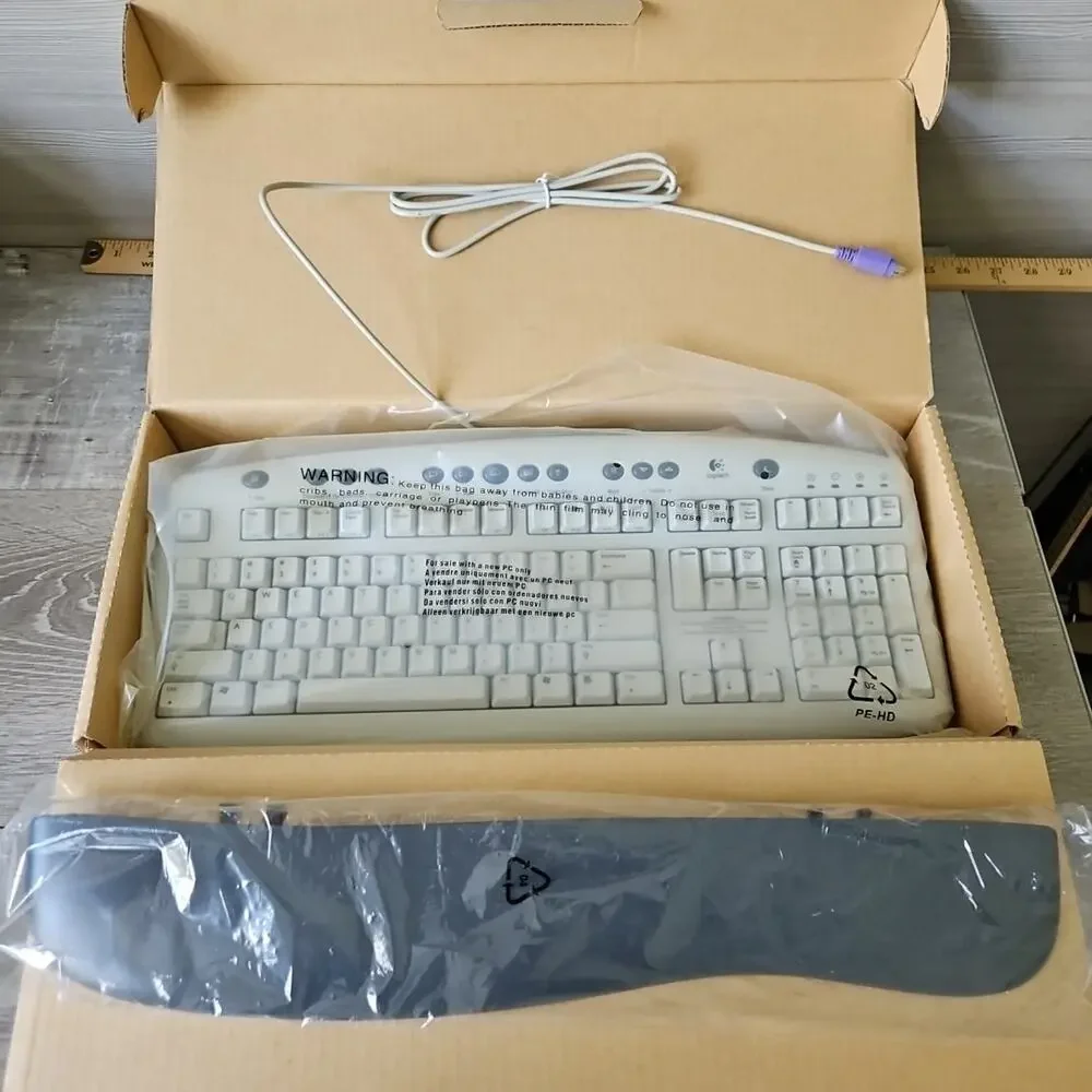 Logitech PS/2 Vtg WHITE Internet Pro Keyboard Model Y-SQ33(SK-2910) w/ Palm Rest